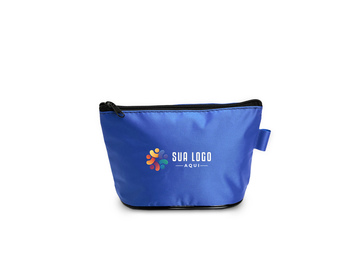 Nécessaire confeccionada em nylon impermeável, ideal para proteger os itens contra umidade e respingos. Possui fechamento em zíper que garante segurança e praticidade no uso diário. Conta ainda com alça pequena para acesso de chaveiro ou gancho, facilitando o transporte e a fixação em bolsas ou mochilas. Funcional e versátil, é uma excelente opção de brinde corporativo útil e de ampla aceitação.