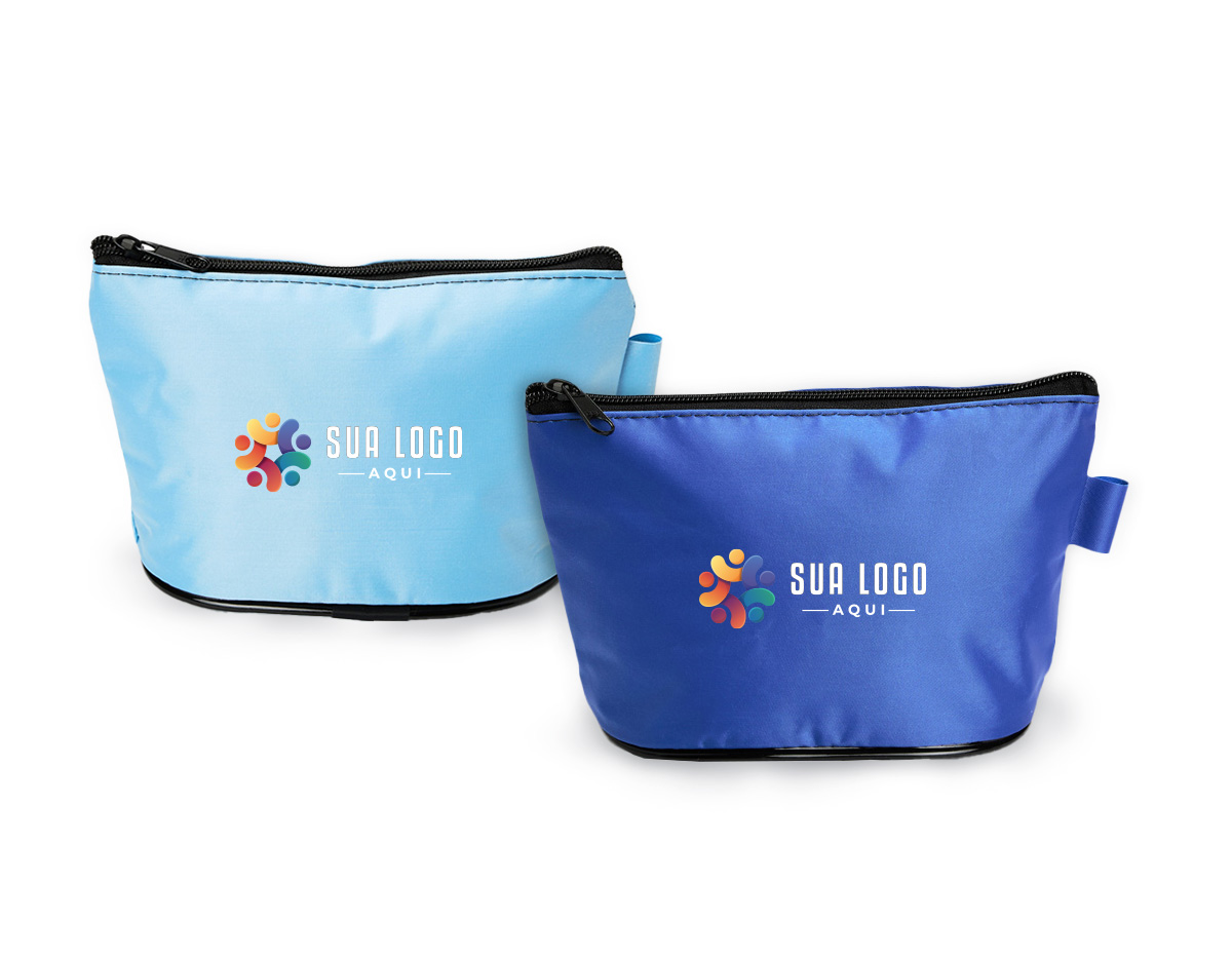 Nécessaire confeccionada em nylon impermeável, ideal para proteger os itens contra umidade e respingos. Possui fechamento em zíper que garante segurança e praticidade no uso diário. Conta ainda com alça pequena para acesso de chaveiro ou gancho, facilitando o transporte e a fixação em bolsas ou mochilas. Funcional e versátil, é uma excelente opção de brinde corporativo útil e de ampla aceitação.