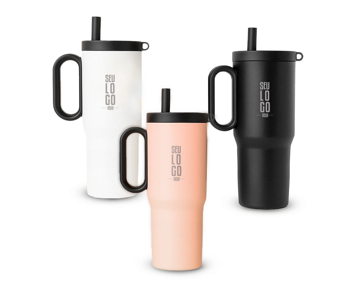 Caneca térmica em inox 304 com pintura eletrostática, alça lateral em plástico e capacidade de até 750ml. Conta com estrutura de parede dupla e vedação a vácuo para manter a temperatura de líquidos por mais tempo. Possui tampa plástica rosqueável com acesso para canudo, infusor removível e alça para fixação de chaveiro ou gancho. Acompanha canudo plástico para encaixe.
