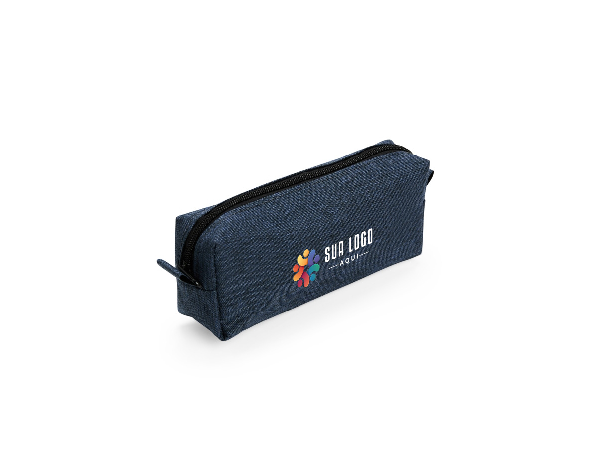 Nécessaire compacto confeccionada em Poliéster PVC mescla resistente à água, com fechamento em zíper e alça pequena para acesso de chaveiro ou gancho.