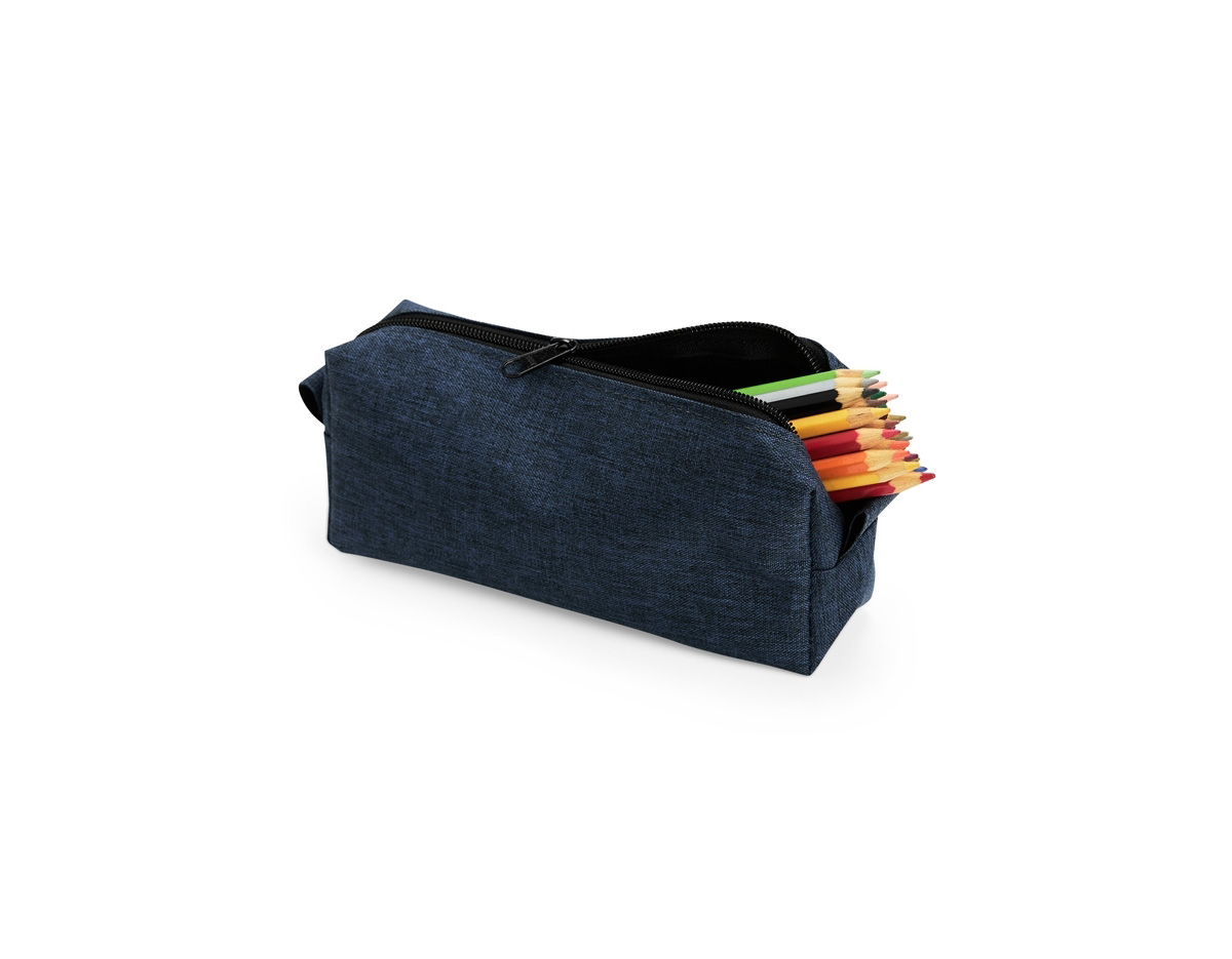 Nécessaire compacto confeccionada em Poliéster PVC mescla resistente à água, com fechamento em zíper e alça pequena para acesso de chaveiro ou gancho.