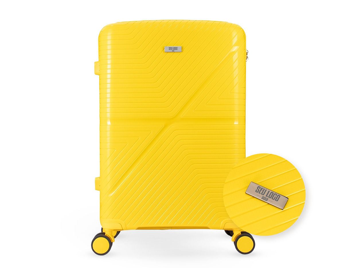 Mala de viagem em plástico resistente com capacidade de até 54 litros. Possui espaço interno com divisória, que contém bolso em tela e outro espaço com cinta compressora para organização de objetos. Conta com duas alças de mãos, uma superior e outra lateral, quatro apoios laterais, quatro rodinhas com giro em 360º, puxador com ajuste de nível e cadeado numérico TSA. Acompanha placa em metal para personalização.