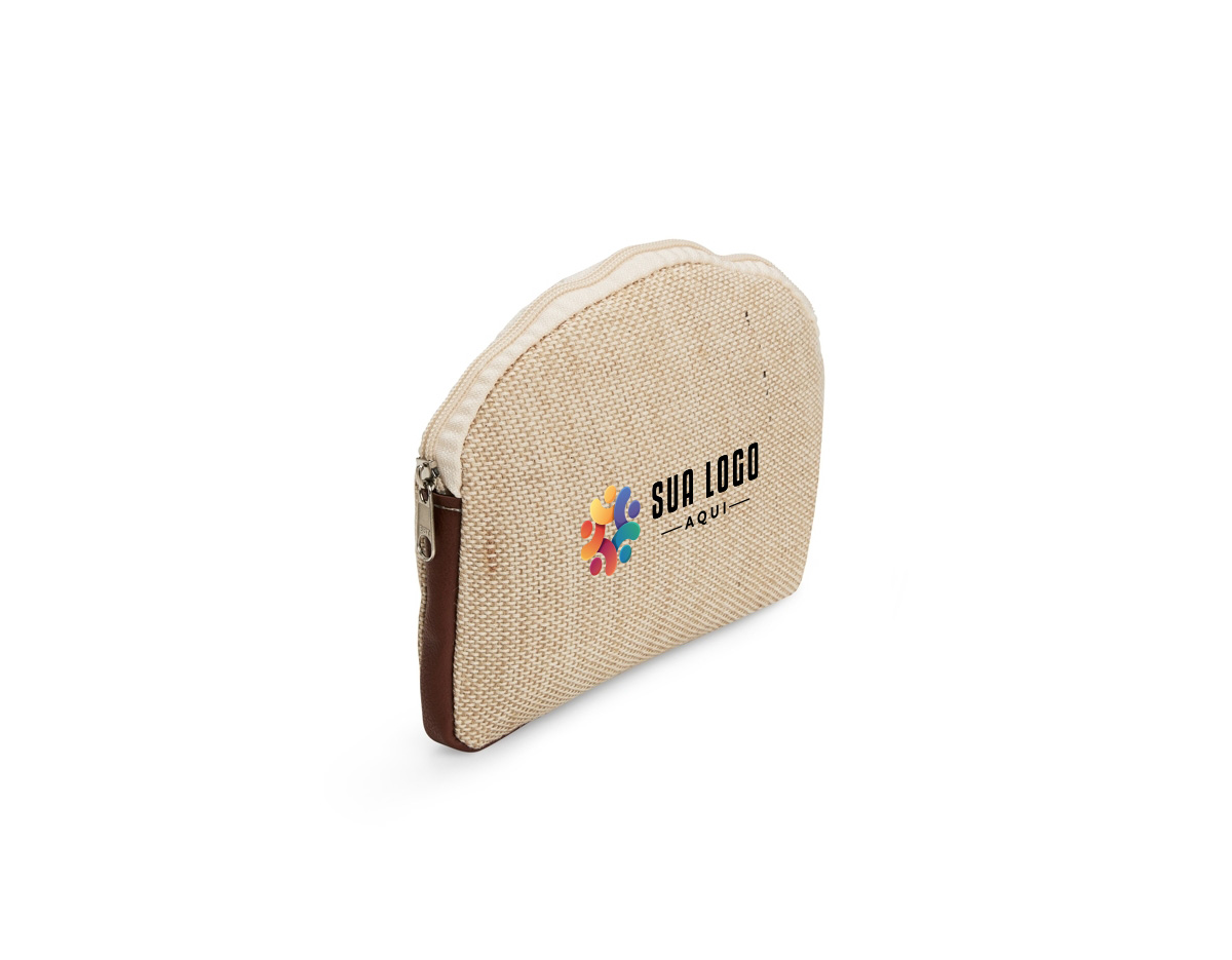 Nécessaire confeccionado em juta, material resistente e sustentável, com fechamento em zíper que garante praticidade no uso. Possui detalhes laterais em bidim que valorizam o design natural. Ideal como brinde corporativo, une utilidade, estilo e apelo ecológico.