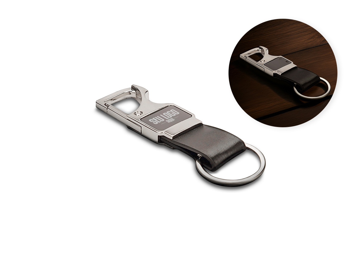 Chaveiro em metal com tira em couro sintético, que combina elegância e praticidade. Equipado com mosquetão para fácil fixação e função abridor de garrafas, é um acessório versátil para o dia a dia. Um brinde corporativo útil e sofisticado para destacar sua marca.