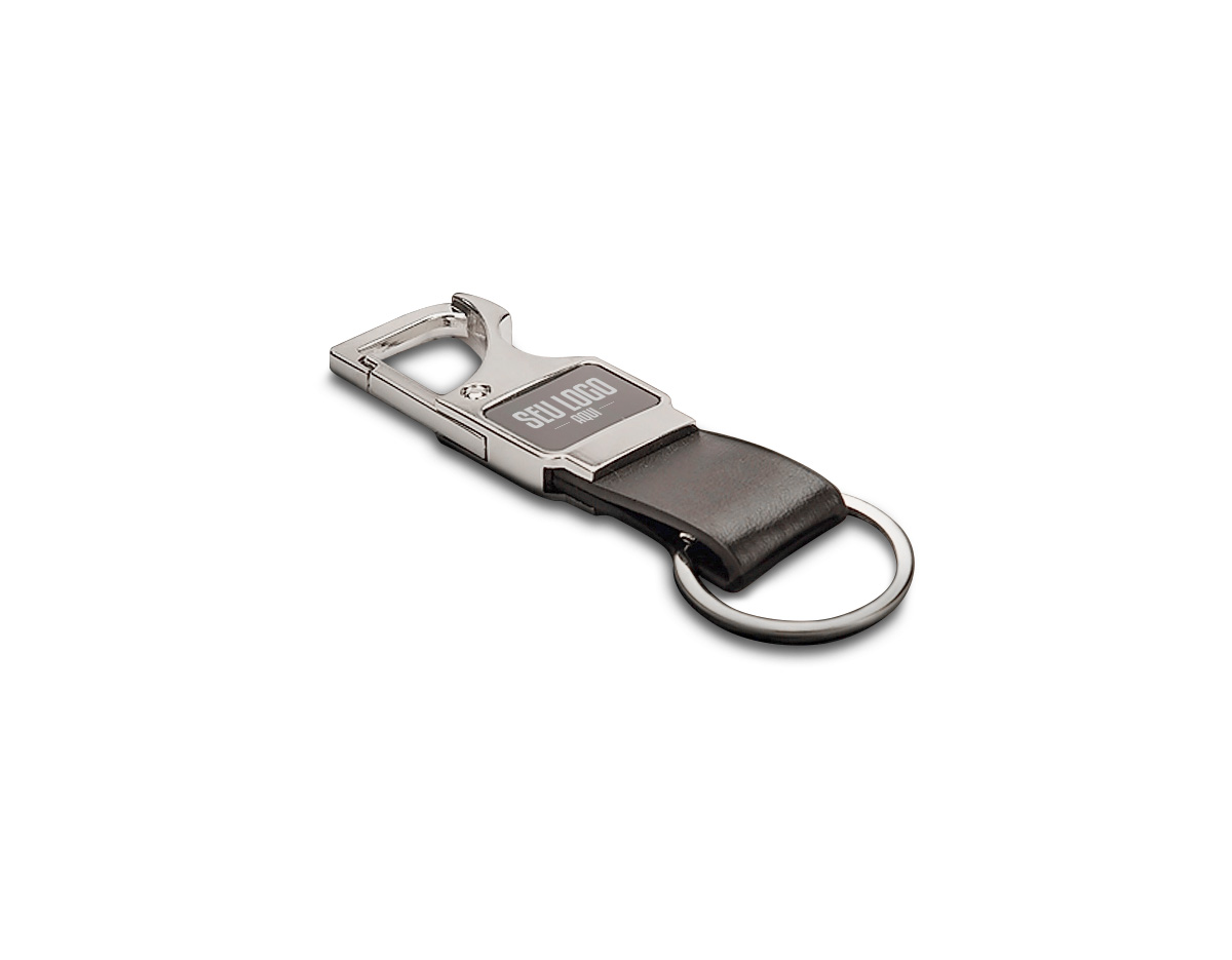 Chaveiro em metal com tira em couro sintético, que combina elegância e praticidade. Equipado com mosquetão para fácil fixação e função abridor de garrafas, é um acessório versátil para o dia a dia. Um brinde corporativo útil e sofisticado para destacar sua marca.