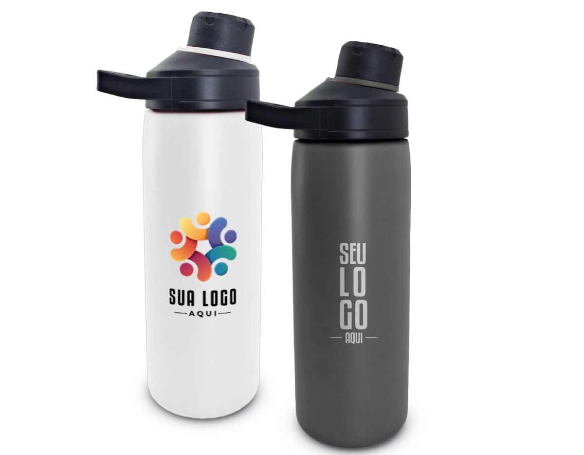 Garrafa térmica feita em inox com estrutura em parede dupla, vedação a vácuo e capacidade máxima de 600ml, ideal para manter a temperatura de líquidos por mais tempo. Possui tampa rosqueável em plástico resistente com protetor de bocal e alça fixa, em formato retangular, para transporte.