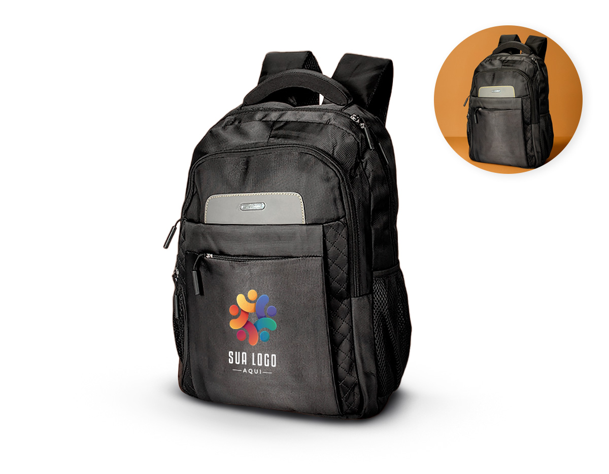 Mochila confeccionada em Jacquard 260 g/m² resistente à água, com detalhes em metal e couro sintético, fechamento em zíper com puxadores plásticos e capacidade de até 22 litros. Apresenta compartimento interno com divisória para notebooks de até 15,3 polegadas. Possui quatro compartimentos externos: dois bolsos frontais, um deles com divisórias internas e dois laterais abertos em tela de nylon. Dispõe ainda de alça de mão, duas alças de costas com engate para malas de viagem e costas acolchoadas em tecido respirável.