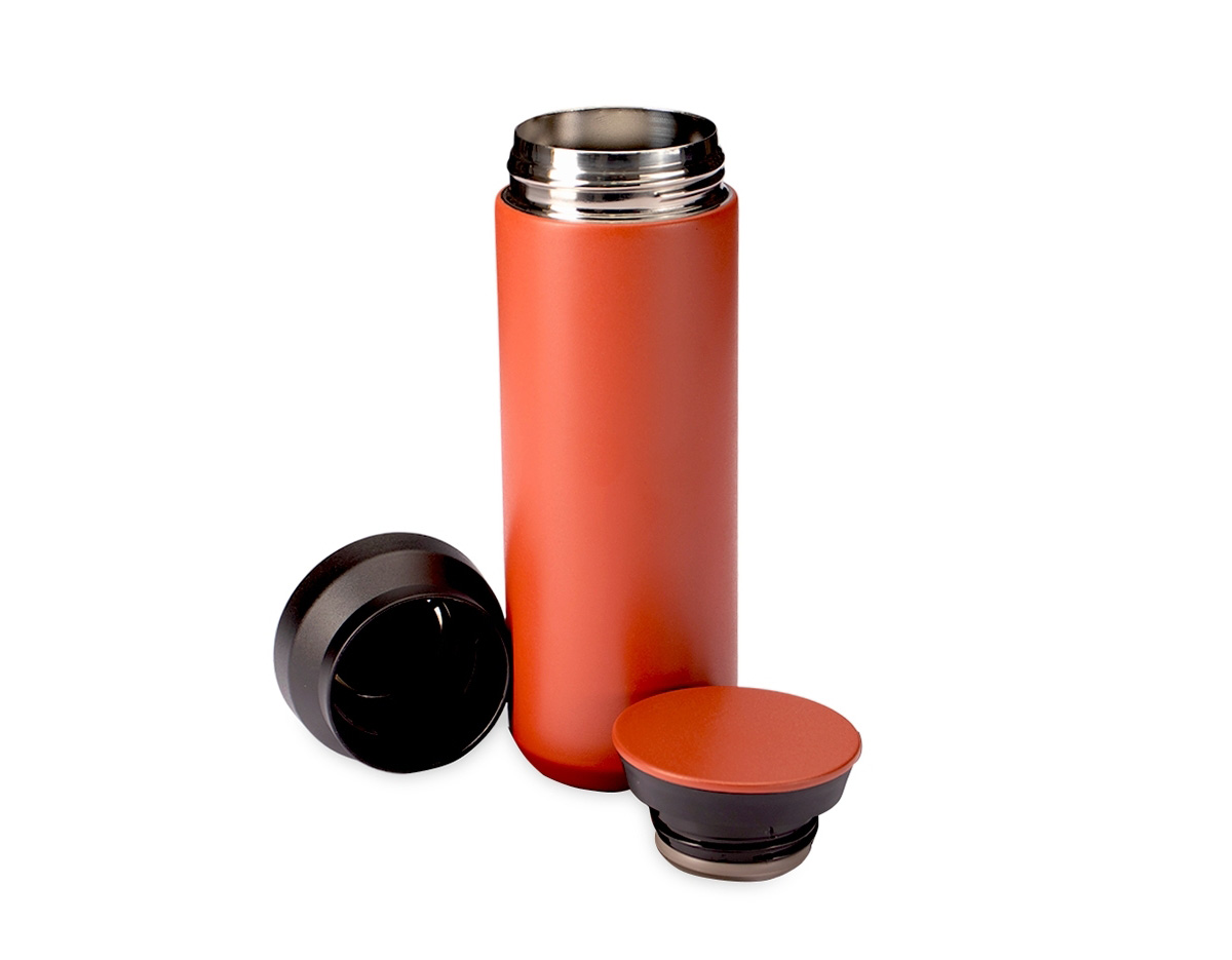 Garrafa térmica com capacidade de até 470ml feita em inox de parede dupla. Possui tampa rosqueável com vedação a vácuo e abertura dupla, proporcionando a conservação da temperatura de líquidos por mais tempo.