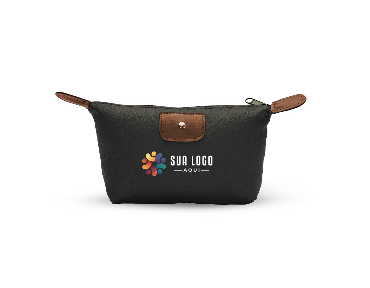 Nécessaire confeccionada em couro sintético impermeável, garantindo durabilidade e proteção. Possui fechamento em zíper e elegante detalhe metálico frontal. Compacta e sofisticada, é uma excelente opção de brinde corporativo que valoriza sua marca.