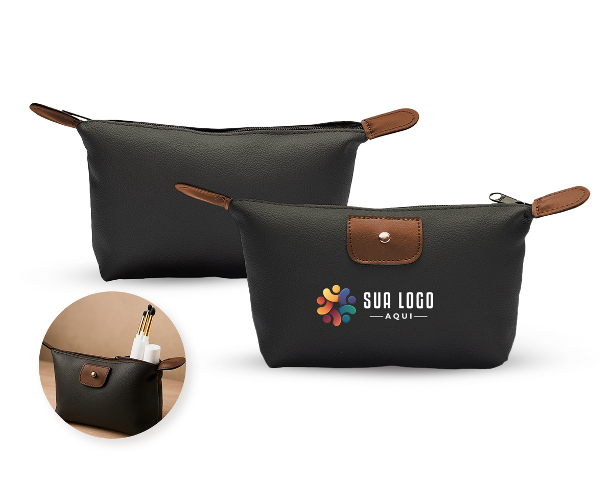 Nécessaire confeccionada em couro sintético impermeável, garantindo durabilidade e proteção. Possui fechamento em zíper e elegante detalhe metálico frontal. Compacta e sofisticada, é uma excelente opção de brinde corporativo que valoriza sua marca.