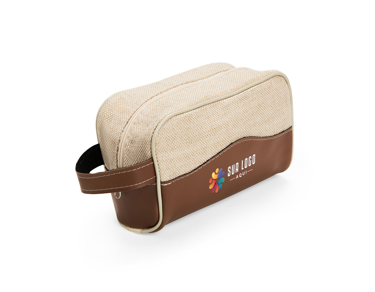 Nécessaire confeccionado em juta com abertura em zíper, detalhes, alça de mão lateral, uma pequena alça adicional para acesso de chaveiro ou gancho e demais detalhes em bidim.