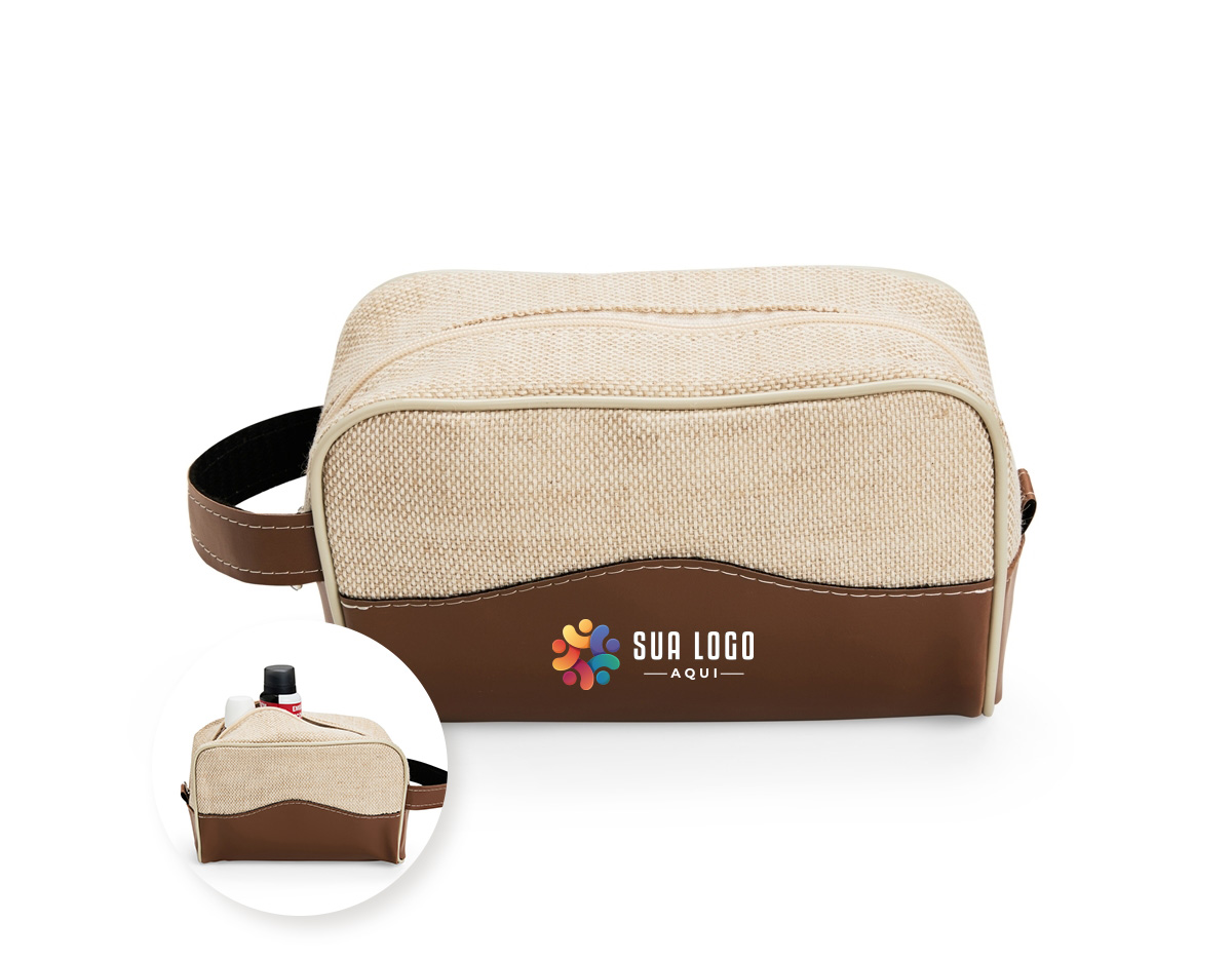 Nécessaire confeccionado em juta com abertura em zíper, detalhes, alça de mão lateral, uma pequena alça adicional para acesso de chaveiro ou gancho e demais detalhes em bidim.