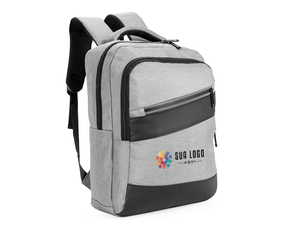 Mochila confeccionada em tecido sintético impermeável com detalhes em couro sintético e capacidade de até 16 litros. Possui compartimento principal com bolsos em diferentes tamanhos e uma divisória para notebooks de até 15,3 polegadas. Conta com entrada externa para cabos USB-A e USB-C, dois compartimentos frontais com zíper e dois bolsos laterais abertos. Dispõe ainda de alça superior, duas alças de costas e painel traseiro acolchoados, além de engate em nylon para malas de viagem.