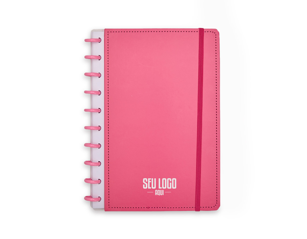 Caderno capa dura em papelão, com elástico para fechamento e encadernação em discos plásticos reposicionáveis, que permitem acrescentar ou remover folhas compatíveis com facilidade. Conta com aproximadamente 80 folhas brancas pautadas.
