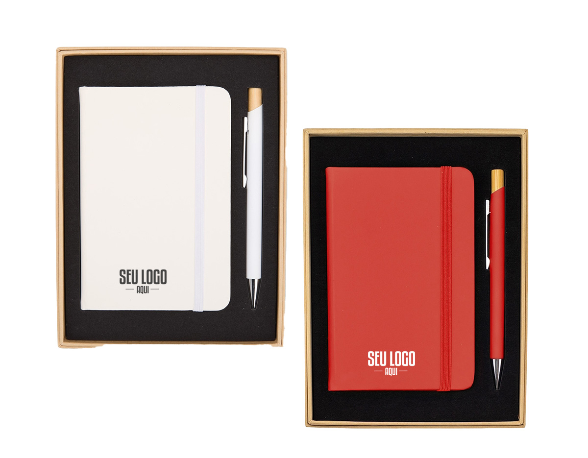 Kit executivo composto por uma caderneta e uma caneta. A caderneta possui capa dura, marca-páginas em fita de cetim e elástico para fechamento, além de aproximadamente 80 folhas com pauta. Por sua vez, a caneta metálica conta com detalhe em bambu, acionamento por clique e carga esferográfica azul de 1,0mm. Acompanha uma caixa de papelão com berço interno em espuma.