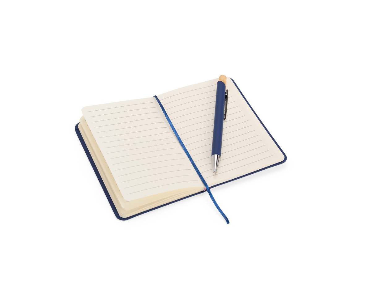 Kit executivo composto por uma caderneta e uma caneta. A caderneta possui capa dura, marca-páginas em fita de cetim e elástico para fechamento, além de aproximadamente 80 folhas com pauta. Por sua vez, a caneta metálica conta com detalhe em bambu, acionamento por clique e carga esferográfica azul de 1,0mm. Acompanha uma caixa de papelão com berço interno em espuma.
