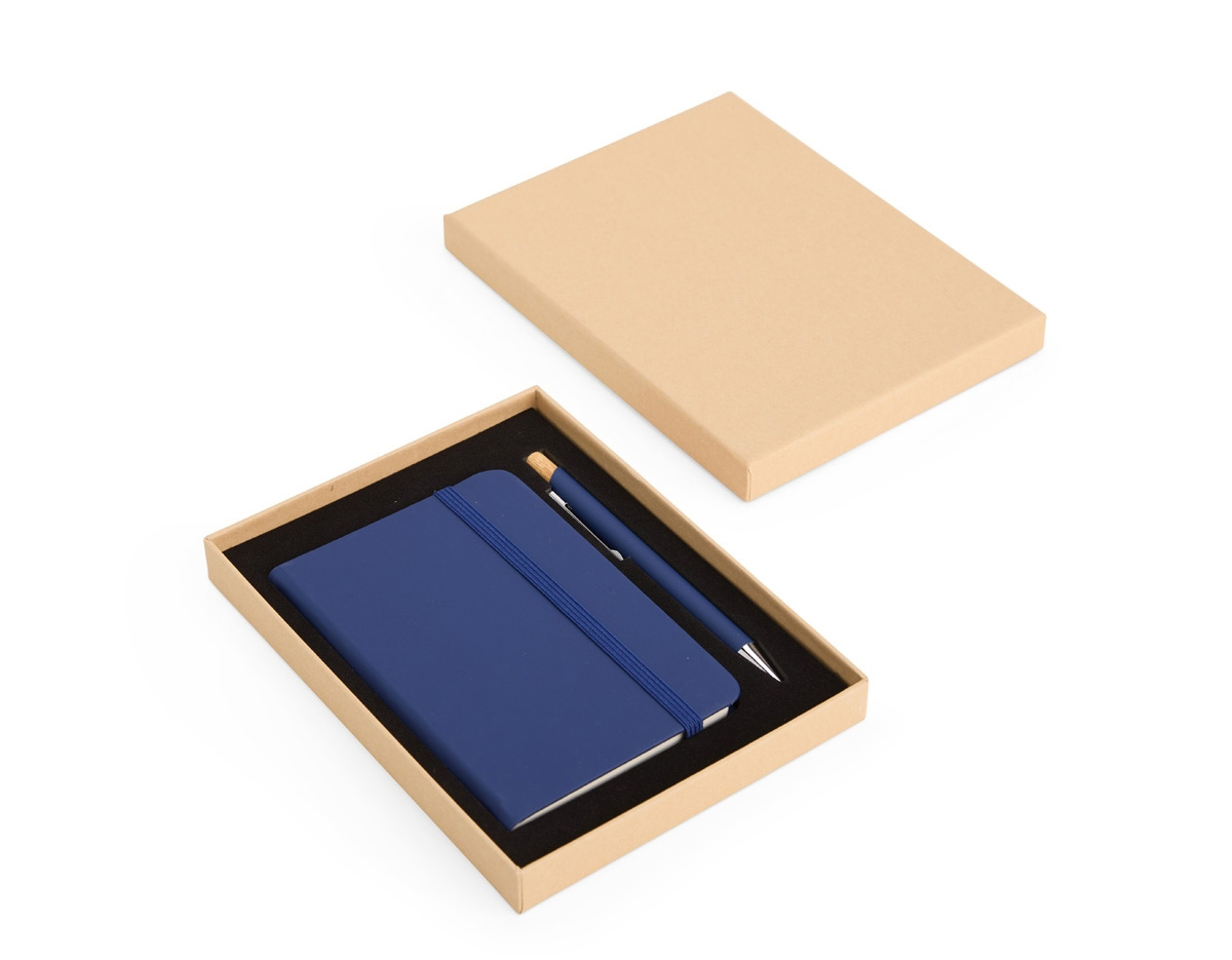 Kit executivo composto por uma caderneta e uma caneta. A caderneta possui capa dura, marca-páginas em fita de cetim e elástico para fechamento, além de aproximadamente 80 folhas com pauta. Por sua vez, a caneta metálica conta com detalhe em bambu, acionamento por clique e carga esferográfica azul de 1,0mm. Acompanha uma caixa de papelão com berço interno em espuma.