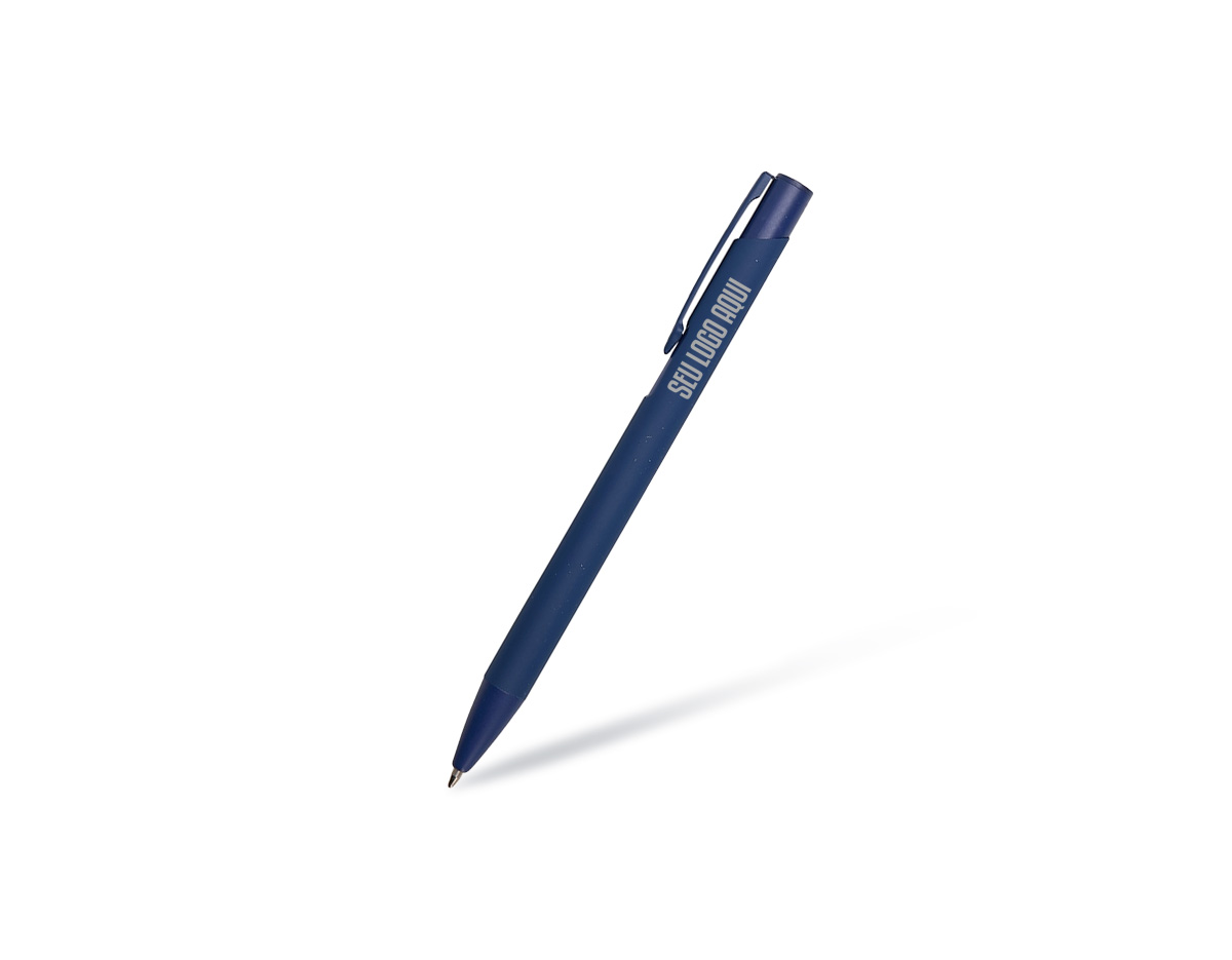 Caneta metálica com ponta e clip em plástico. Possui acionamento por clique e carga esferográfica azul de 1.0mm.