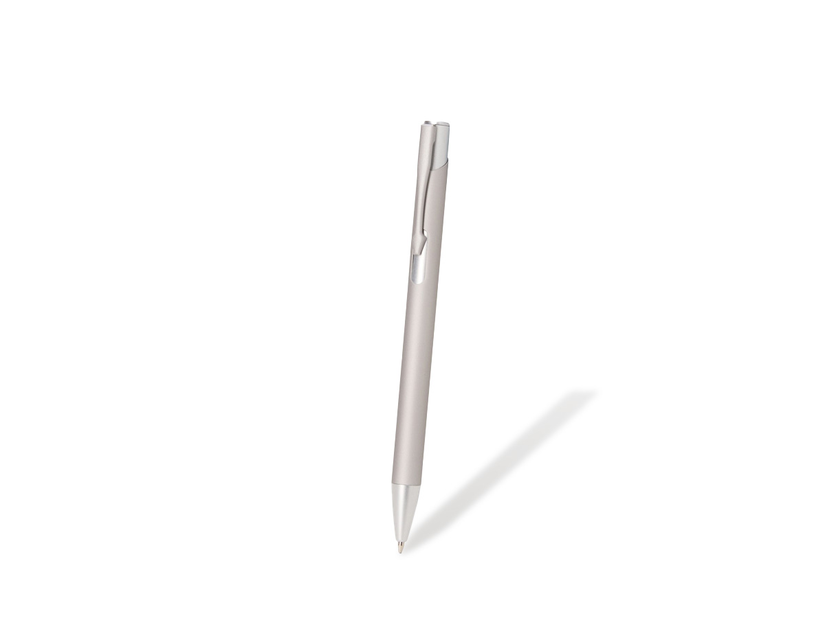 Caneta metálica com ponta e clip em plástico. Possui acionamento por clique e carga esferográfica azul de 1.0mm.