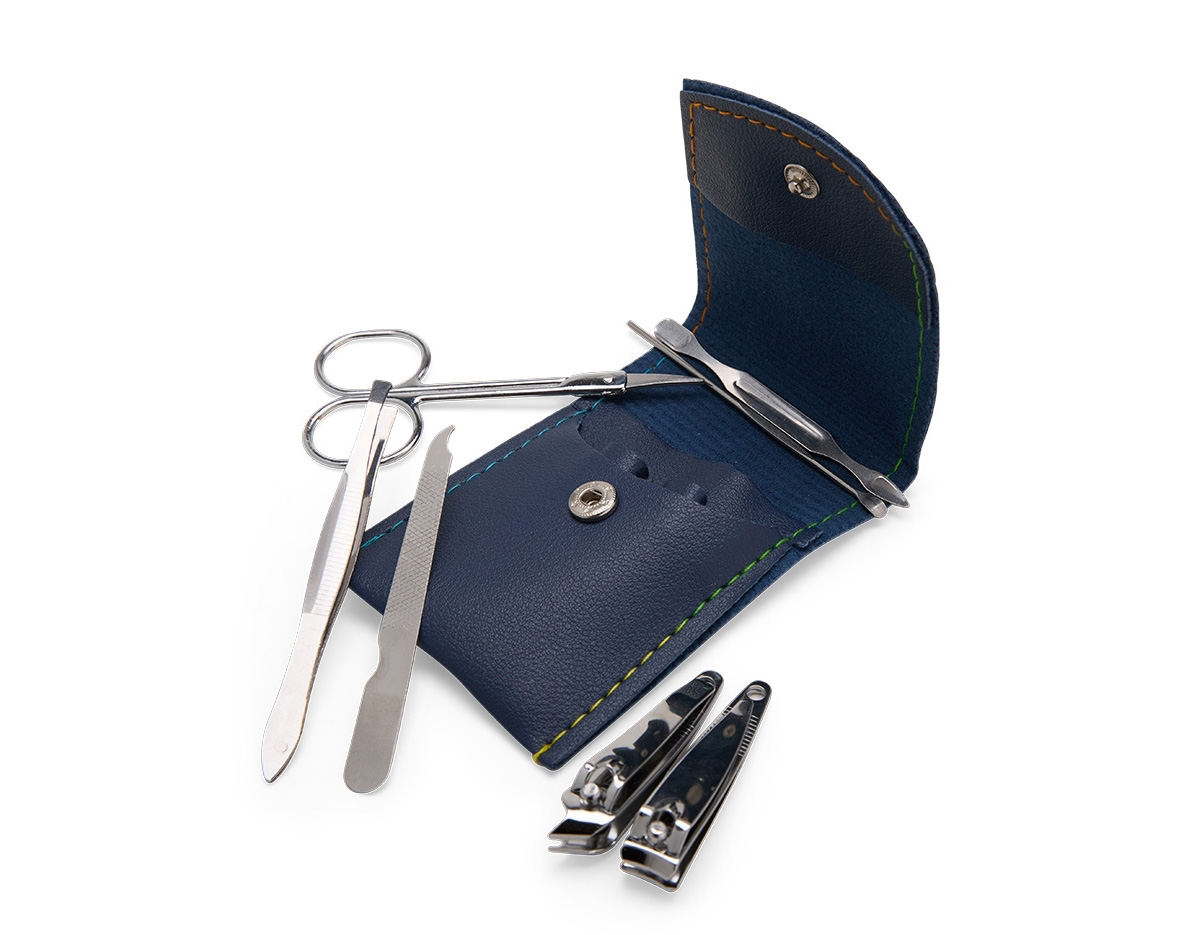 Kit manicure com 7 peças em estojo de couro sintético, reunindo tesoura, dois cortadores, pinça, lixa, empurrador de cutícula e espátula para ouvido. Prático e completo para cuidados pessoais, é um brinde corporativo sofisticado que agrega utilidade e valor à marca.