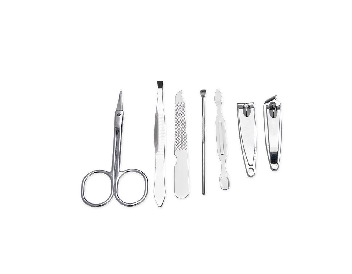 Kit manicure com 7 peças em estojo de couro sintético, reunindo tesoura, dois cortadores, pinça, lixa, empurrador de cutícula e espátula para ouvido. Prático e completo para cuidados pessoais, é um brinde corporativo sofisticado que agrega utilidade e valor à marca.