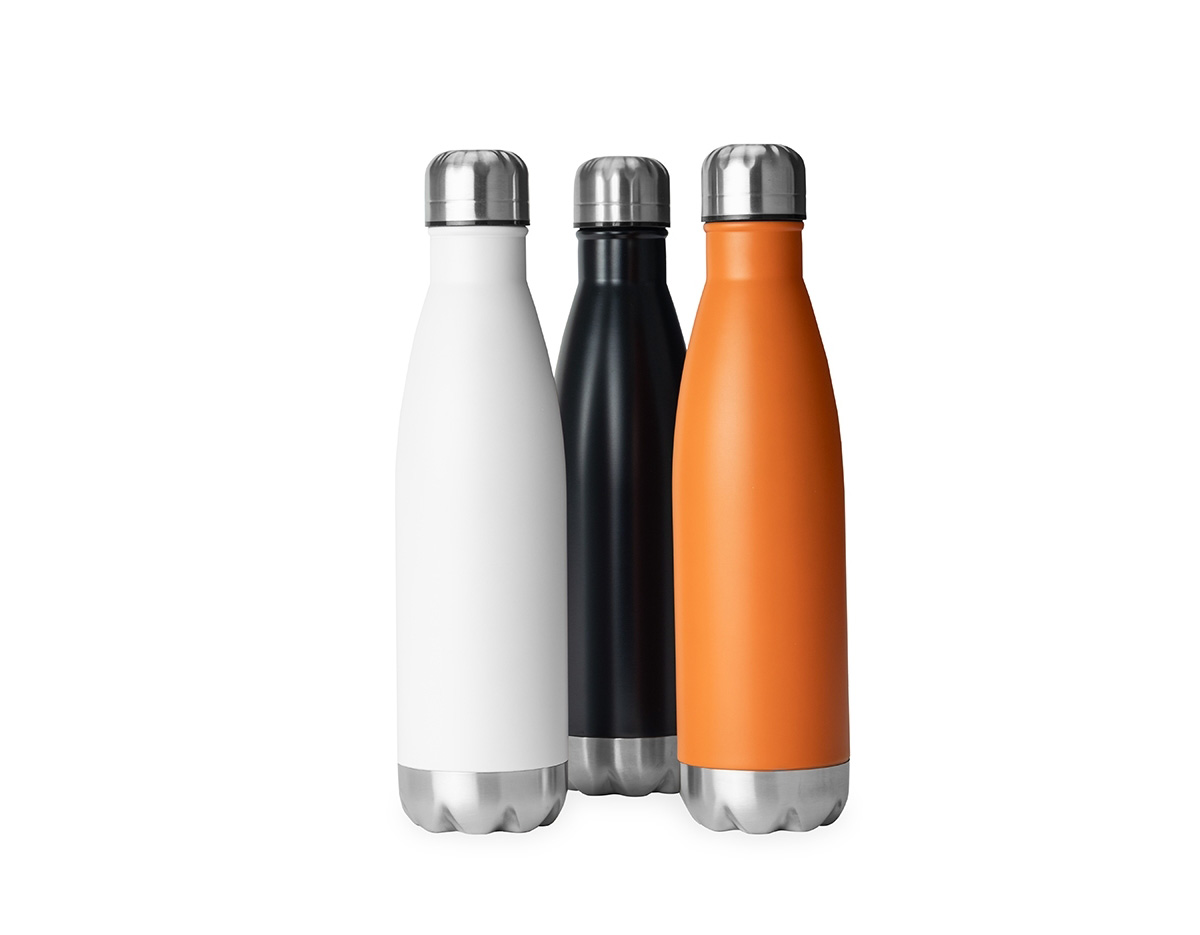 Garrafa térmica em inox com tampa rosqueável, pintura em spray e capacidade para até 500ml. Possui estrutura de parede dupla e vedação a vácuo, o que permite conservar a temperatura de líquidos por mais tempo.

Observação: As garrafas nos tons de azul apresentam acabamento acetinado, enquanto as demais cores possuem um acabamento mais opaco.