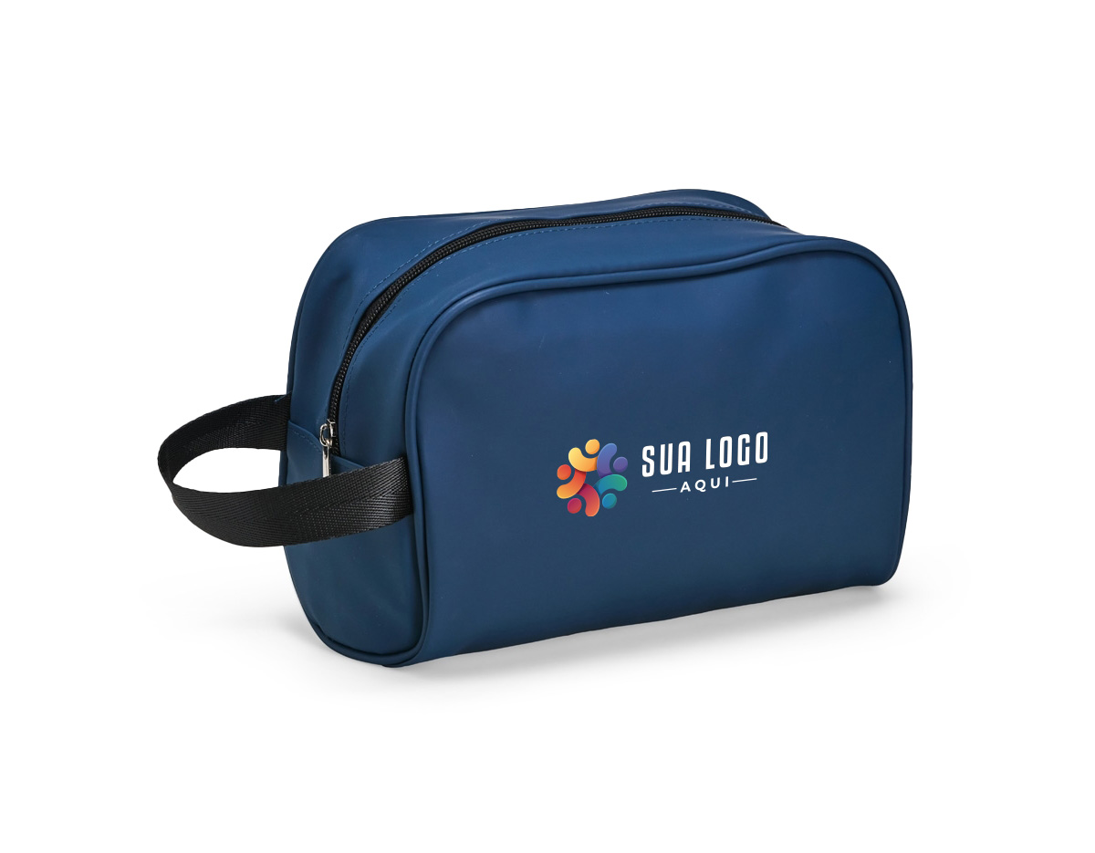 Nécessaire em couro sintético impermeável, ideal para organizar itens com segurança. Possui fechamento em zíper e alça lateral em nylon, garantindo praticidade no uso diário. Um brinde corporativo elegante e funcional, perfeito para valorizar sua marca com estilo.