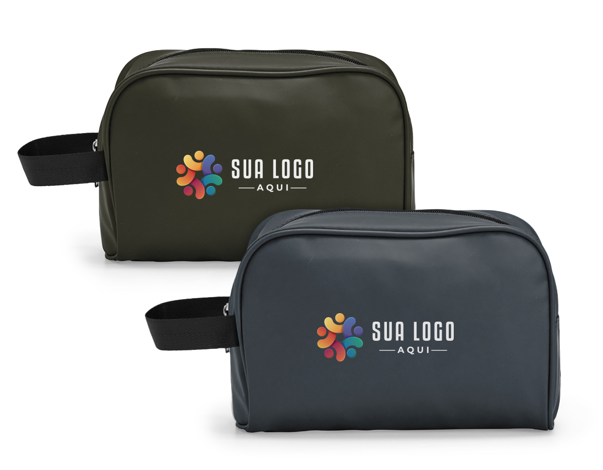 Nécessaire em couro sintético impermeável, ideal para organizar itens com segurança. Possui fechamento em zíper e alça lateral em nylon, garantindo praticidade no uso diário. Um brinde corporativo elegante e funcional, perfeito para valorizar sua marca com estilo.