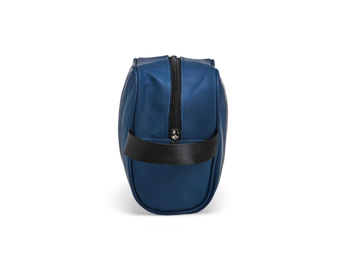 Nécessaire em couro sintético impermeável, ideal para organizar itens com segurança. Possui fechamento em zíper e alça lateral em nylon, garantindo praticidade no uso diário. Um brinde corporativo elegante e funcional, perfeito para valorizar sua marca com estilo.