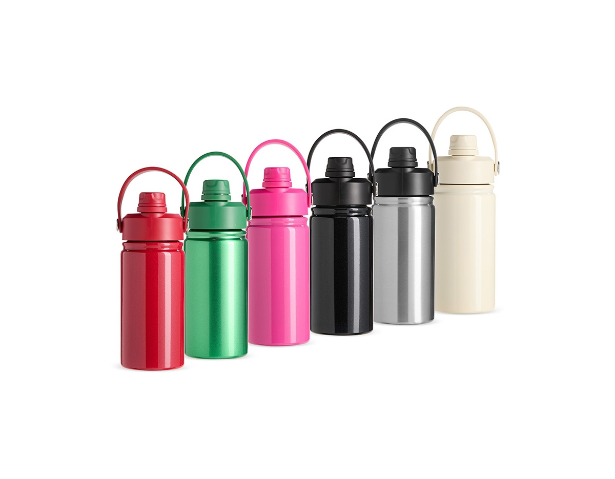 Garrafa térmica em inox com capacidade máxima para 400ml. Apresenta estrutura de parede dupla com vedação a vácuo, garantindo a conservação da temperatura de líquidos por mais tempo. Possui tampa plástica rosqueável com protetor para o bocal, bico flip, canudo interno removível e alça fixa para transporte.