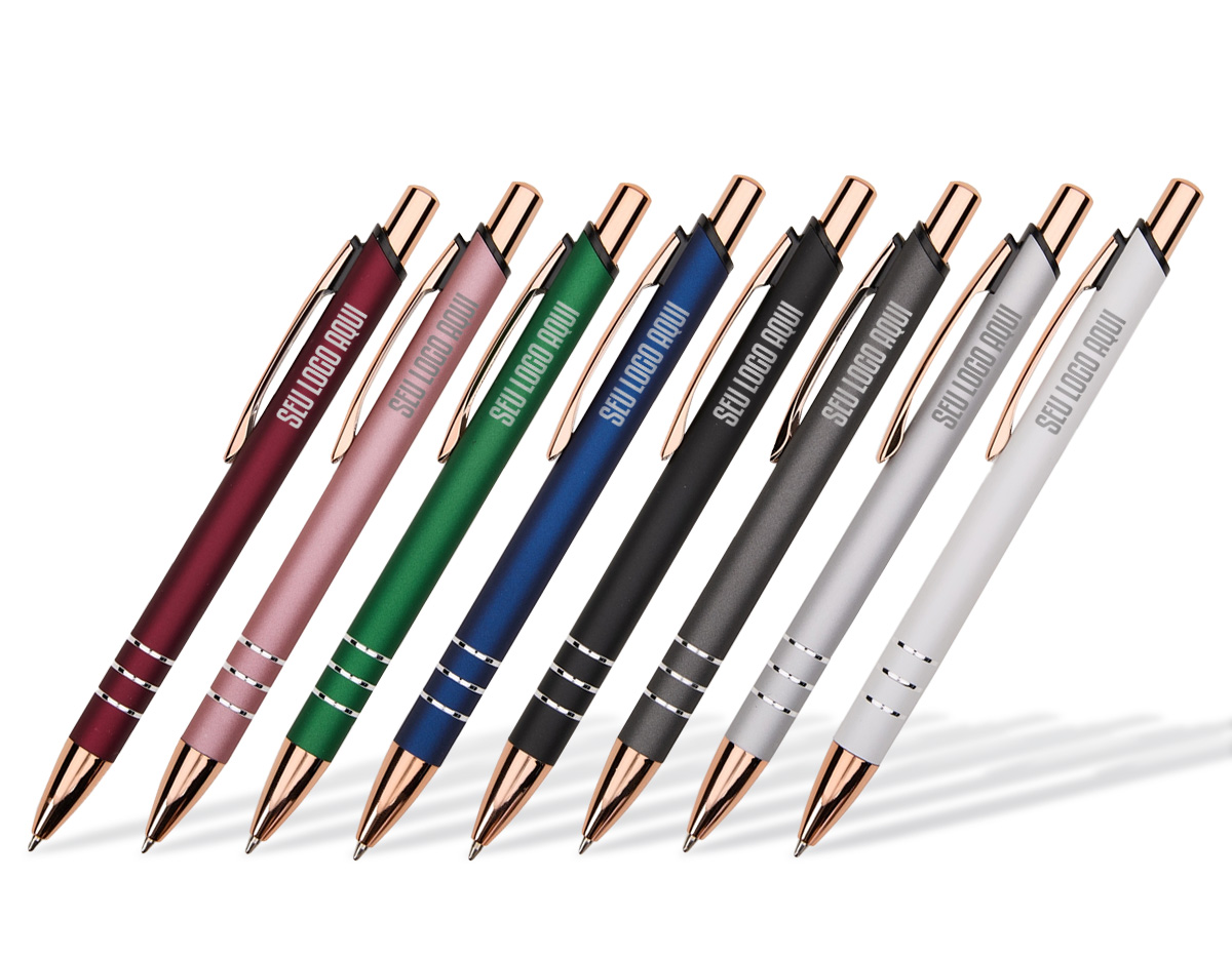 Caneta metálica com acionamento por clique e carga azul 1,0 mm, proporcionando escrita precisa e confortável. Seu design leve garante melhor pegada no uso diário. Elegante e funcional, é um brinde corporativo que agrega valor e reforça a presença da sua marca.