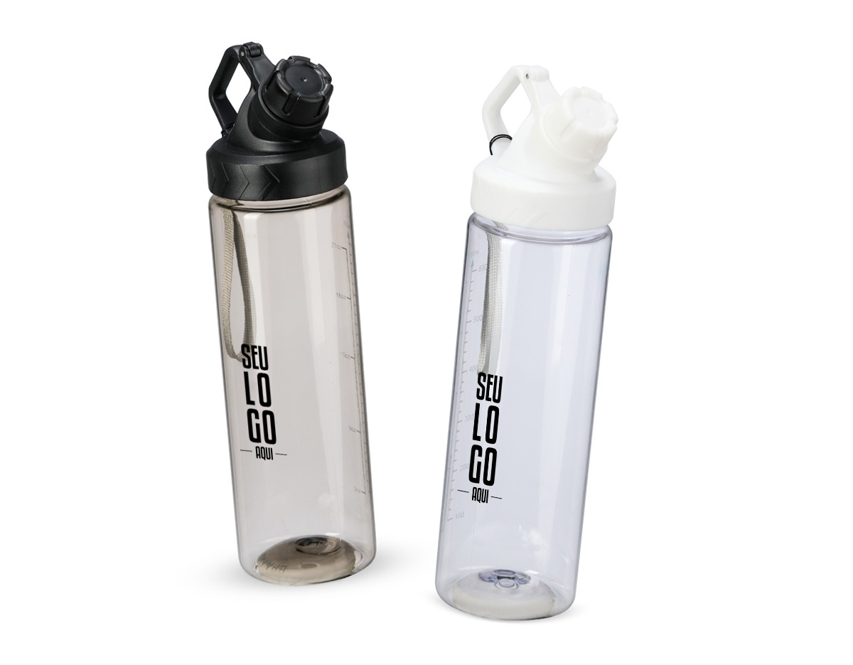 Squeeze plástico livre de BPA, com capacidade máxima de 750ml e marcação de volume de 700ml impressa no corpo. Dispõe de bocal plástico com protetor rosqueável para o bocal e alça fixa. Acompanha cordão de nylon para prender à alça da tampa.