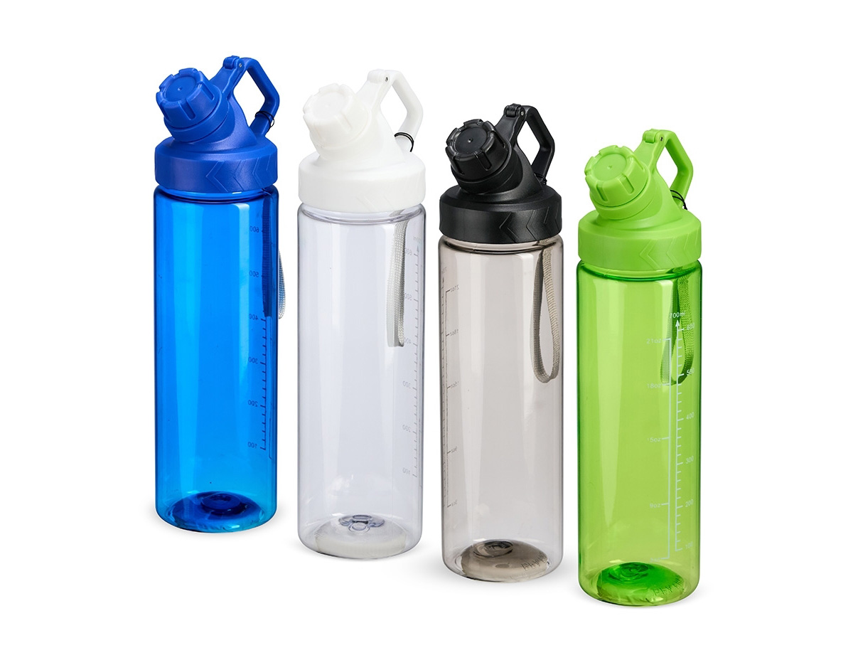 Squeeze plástico livre de BPA, com capacidade máxima de 750ml e marcação de volume de 700ml impressa no corpo. Dispõe de bocal plástico com protetor rosqueável para o bocal e alça fixa. Acompanha cordão de nylon para prender à alça da tampa.