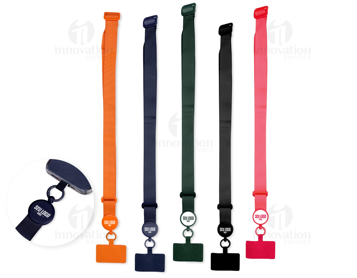 CCordão com alça ajustável para celular feito em poliéster. O acessório é fixado a um cartão retangular que se encaixa na parte interna da capa do celular, próximo à entrada de carregamento USB. Comprimento máximo 71cm