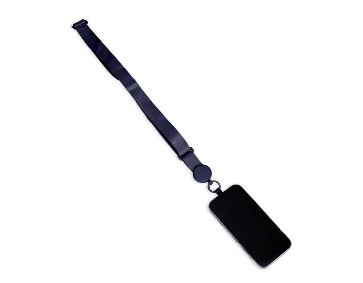CCordão com alça ajustável para celular feito em poliéster. O acessório é fixado a um cartão retangular que se encaixa na parte interna da capa do celular, próximo à entrada de carregamento USB. Comprimento máximo 71cm