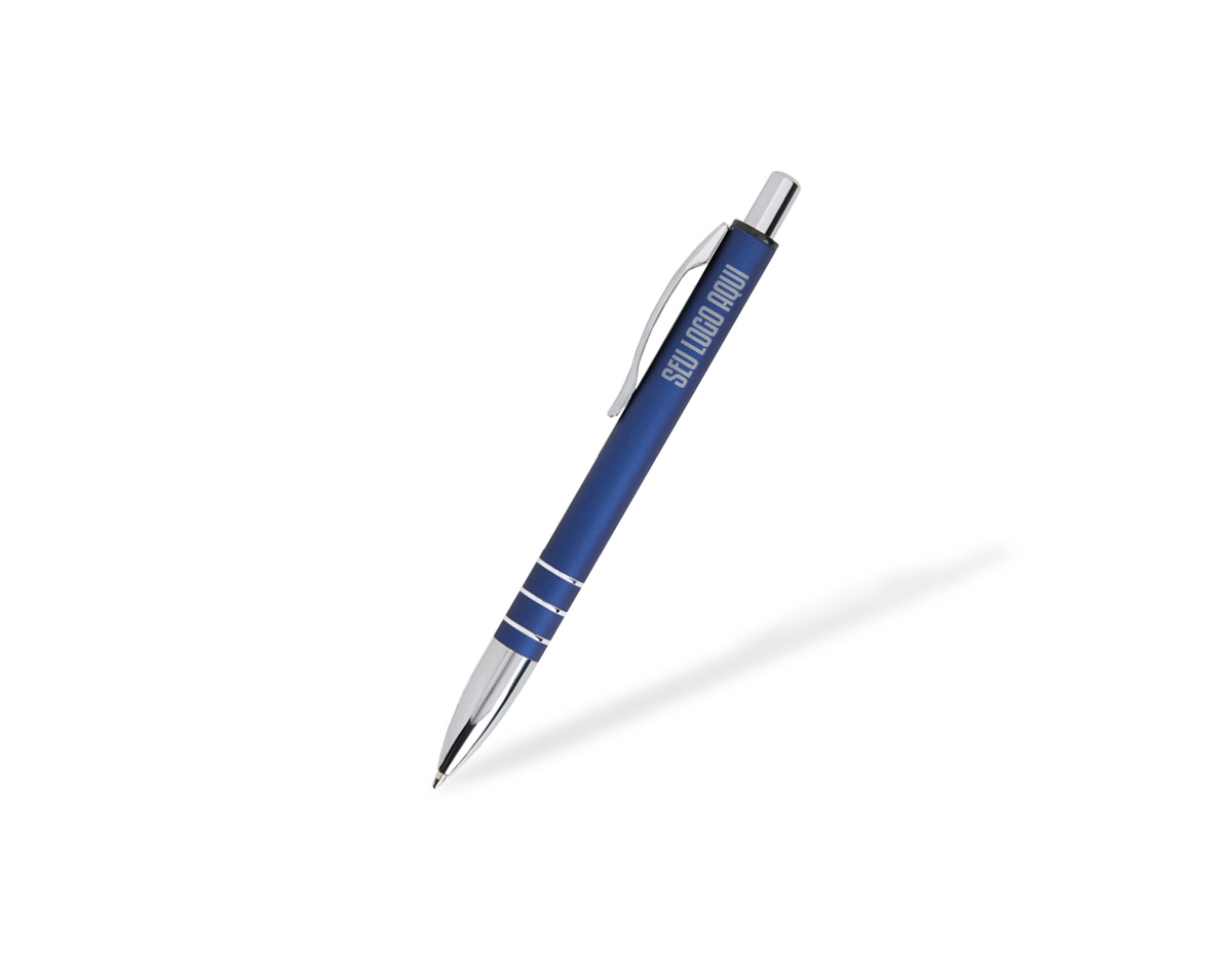 Caneta metálica com acabamento fosco, clipe resistente e ponteira plástica, unindo elegância e praticidade. Equipada com carga azul 1.0mm e acionamento por clique, oferece escrita suave e confiável. É um brinde corporativo versátil, com presença marcante e excelente custo-benefício.