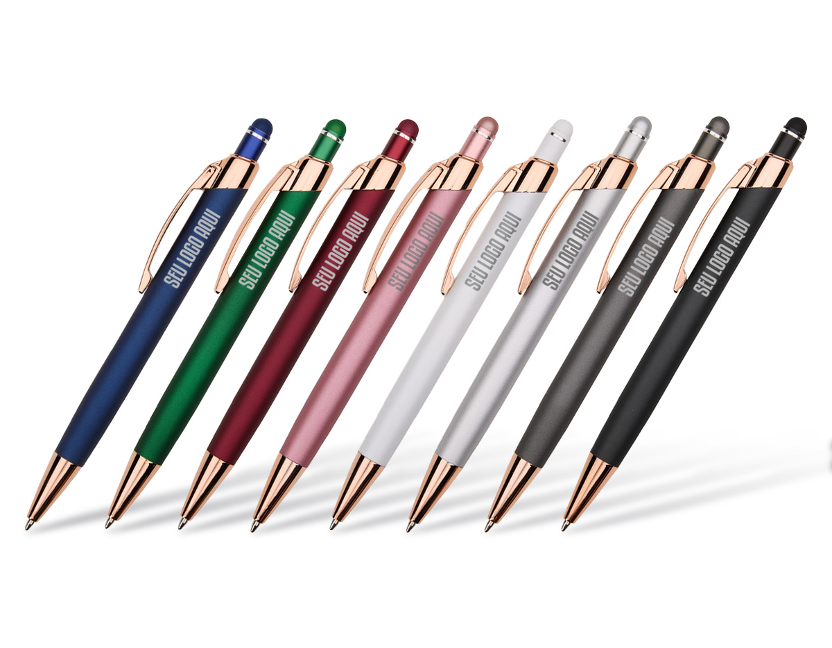 Caneta metálica com carga esferográfica azul de 1,0mm e acionamento por clique de revestimento emborrachado para interação em dispositivos com telas sensíveis ao toque.