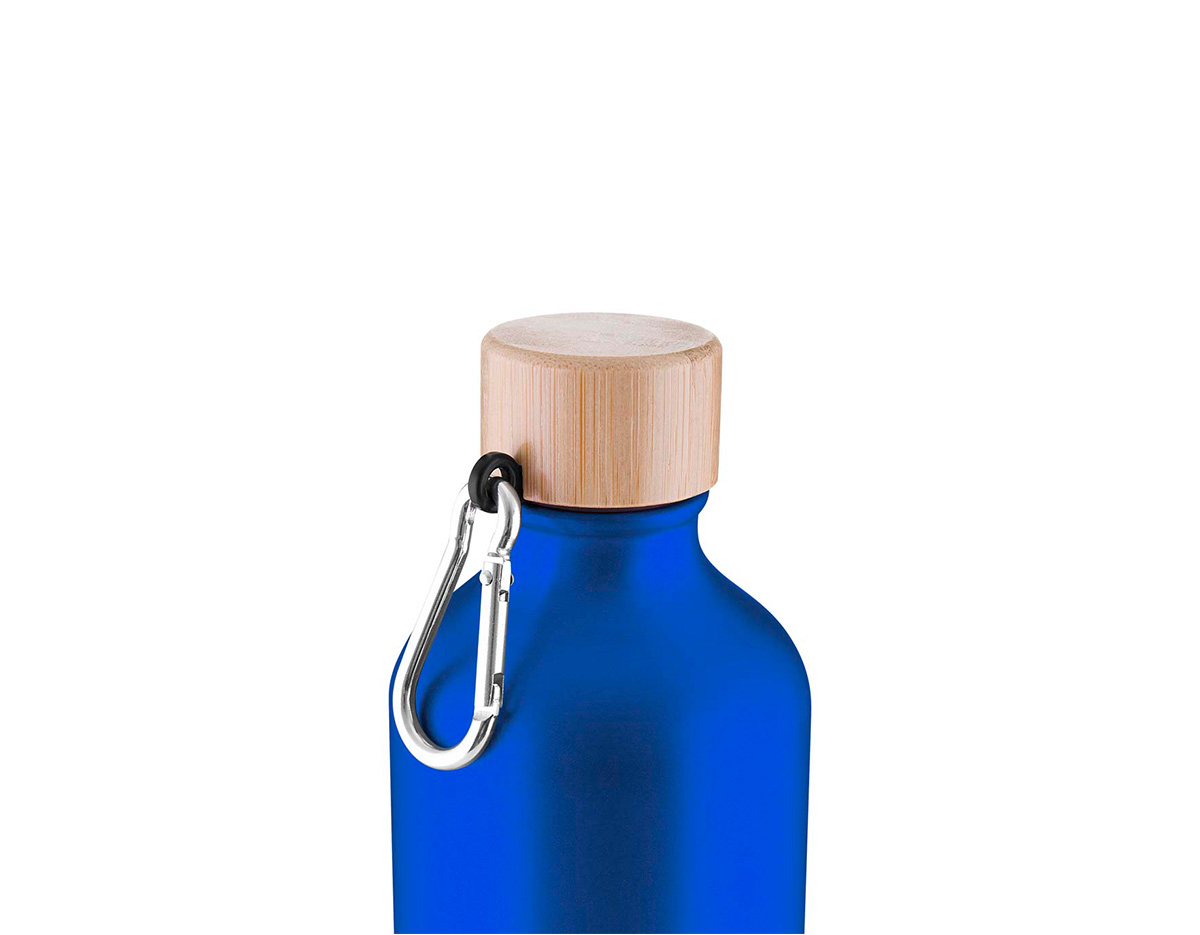 Garrafa de 550ml em alumínio reciclado com acabamento mate (exceto na cor branca), tampa rosqueável em bambu e mosquetão para transporte prático. Sustentável, elegante e funcional, é um brinde corporativo que alia estilo e consciência ambiental à sua marca.
