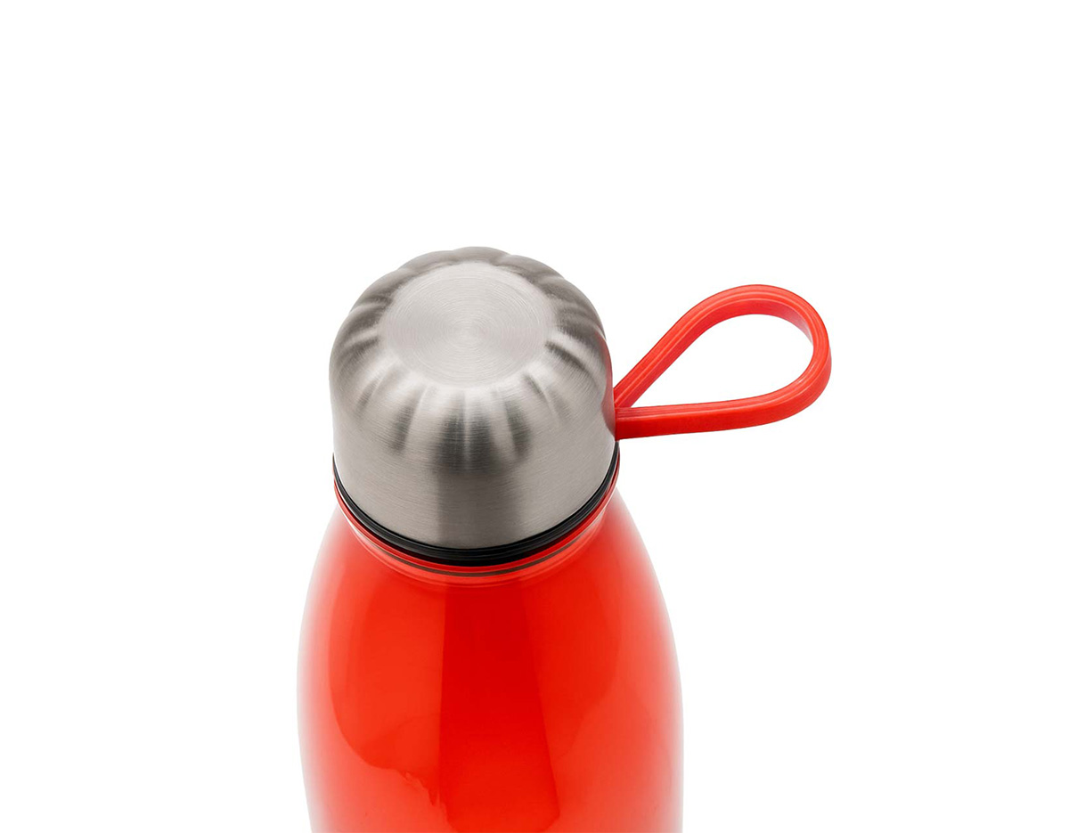 Garrafa plástica em RPET com capacidade de 700 ml, ideal para quem busca sustentabilidade e praticidade no dia a dia. Possui tampa rosqueável com anel de silicone que garante vedação segura, base em metal e alça flexível em silicone, facilitando o transporte. Um brinde corporativo moderno e ecológico que valoriza sua marca.