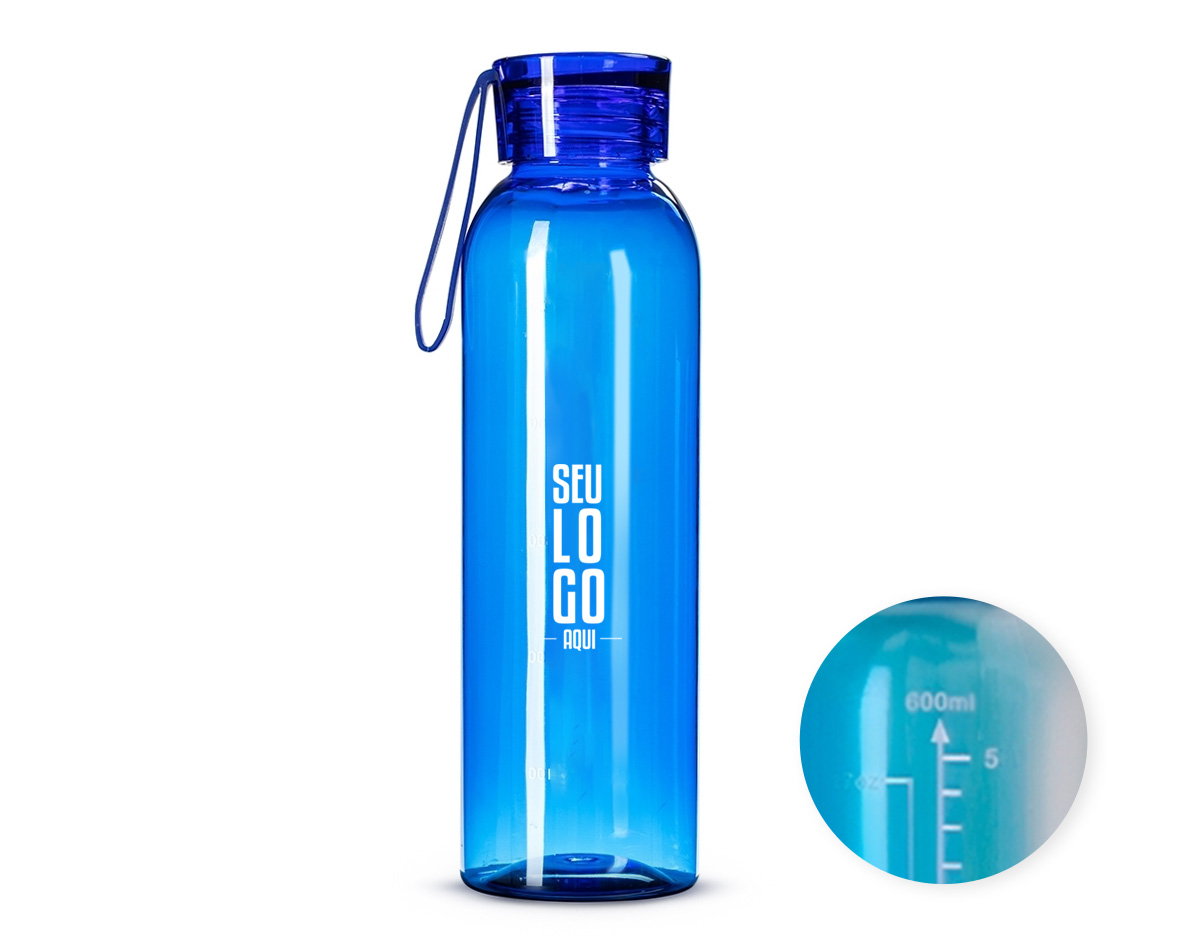 Garrafa feita em plástico livre de BPA com capacidade máxima de 640ml e marcação de volume impressa de até 600ml. Conta com tampa plástica rosqueável com alça de silicone fixa