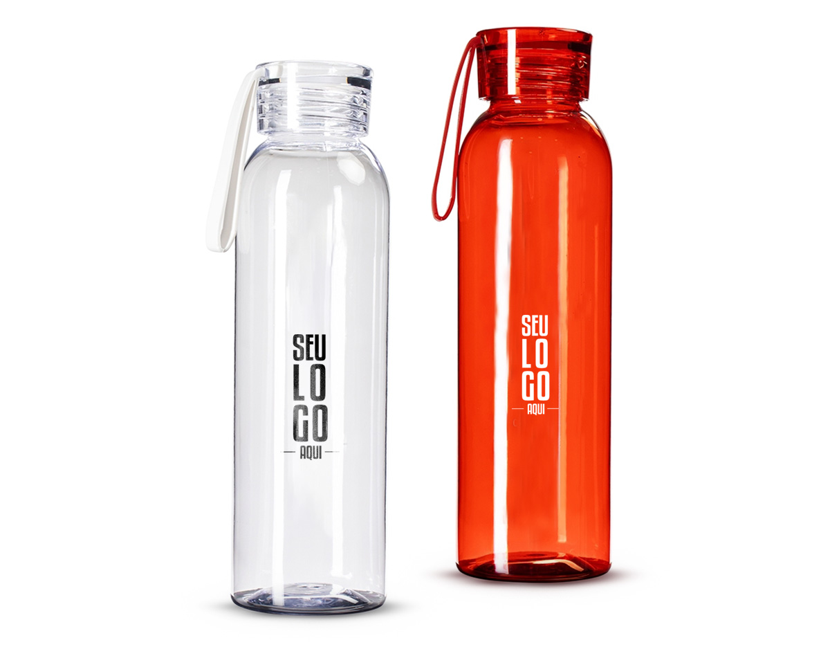 Garrafa feita em plástico livre de BPA com capacidade máxima de 640ml e marcação de volume impressa de até 600ml. Conta com tampa plástica rosqueável com alça de silicone fixa