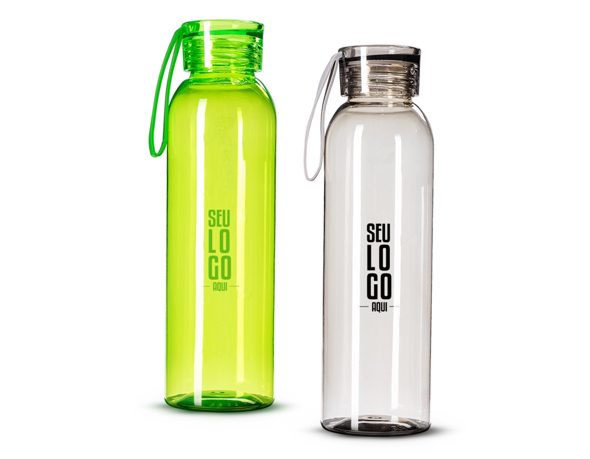 Garrafa feita em plástico livre de BPA com capacidade máxima de 640ml e marcação de volume impressa de até 600ml. Conta com tampa plástica rosqueável com alça de silicone fixa