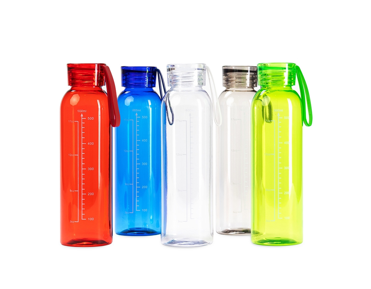 Garrafa feita em plástico livre de BPA com capacidade máxima de 640ml e marcação de volume impressa de até 600ml. Conta com tampa plástica rosqueável com alça de silicone fixa