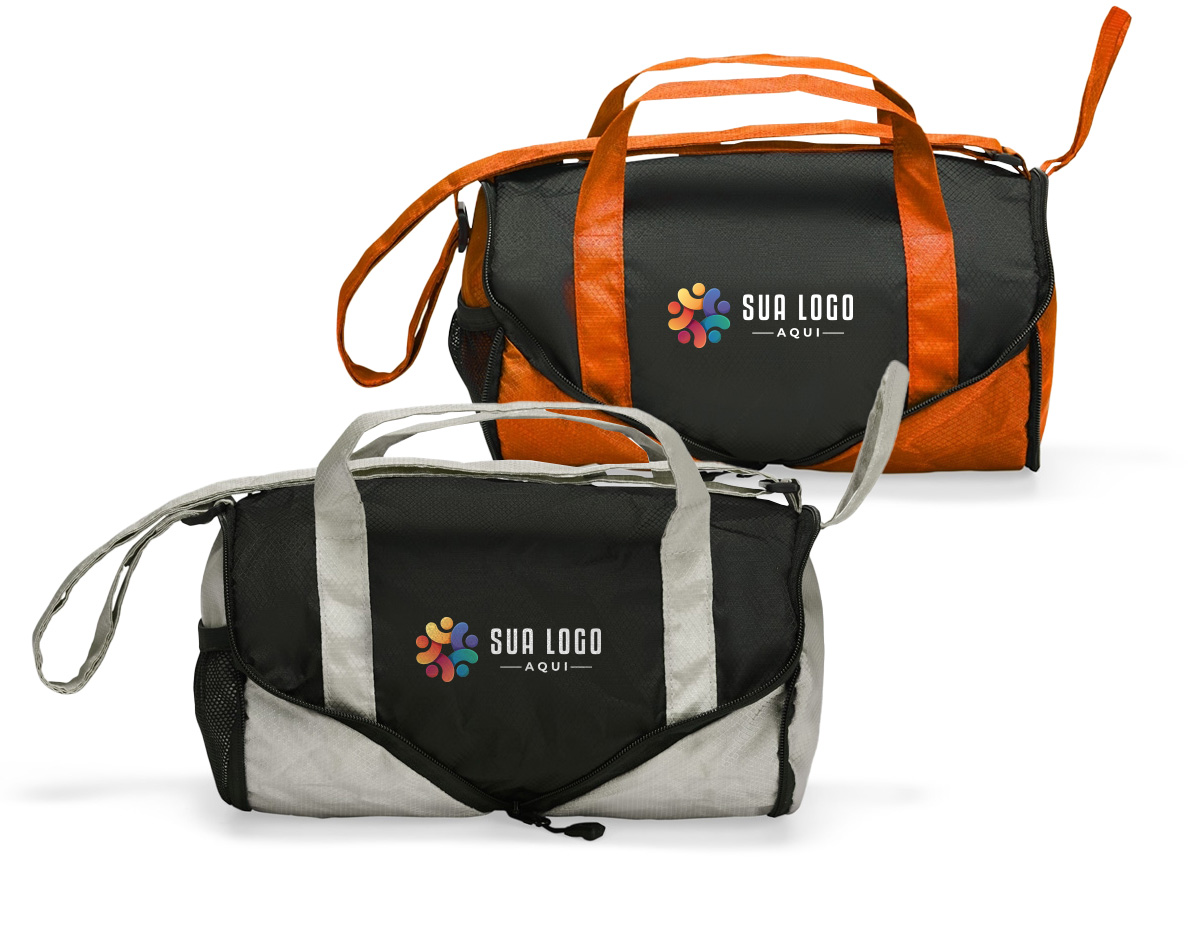 Bolsa esportiva em poliéster 420D resistente à água, com fechamento em zíper e capacidade de 6 litros. Quando dobrada, mantém formato arredondado com bolso telado e uma alça de mão para transporte. Aberta, possui dois bolsos externos: um frontal aberto e outro lateral em tela de nylon com elástico. Conta ainda com duas alças laterais fixas e uma alça transversal ajustável.