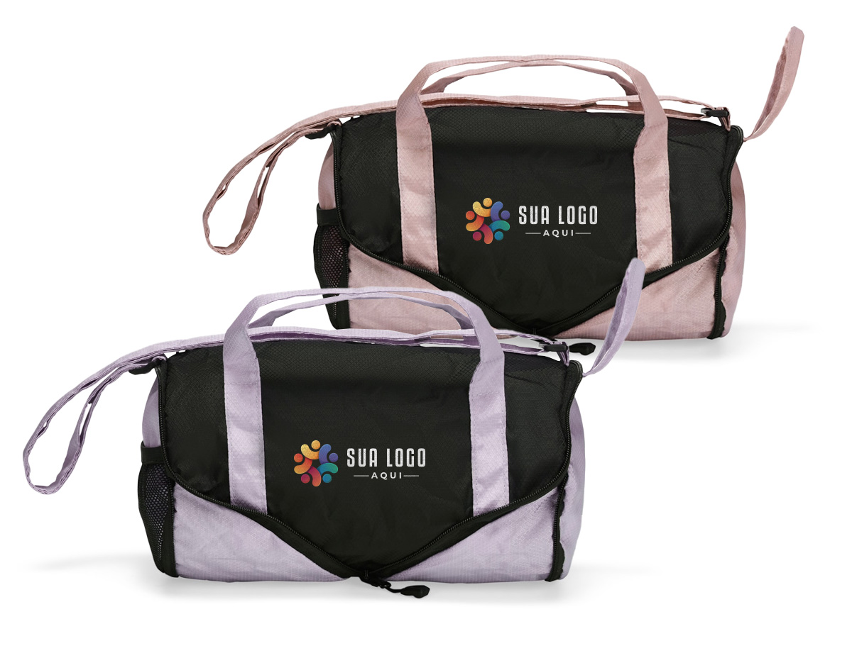 Bolsa esportiva em poliéster 420D resistente à água, com fechamento em zíper e capacidade de 6 litros. Quando dobrada, mantém formato arredondado com bolso telado e uma alça de mão para transporte. Aberta, possui dois bolsos externos: um frontal aberto e outro lateral em tela de nylon com elástico. Conta ainda com duas alças laterais fixas e uma alça transversal ajustável.