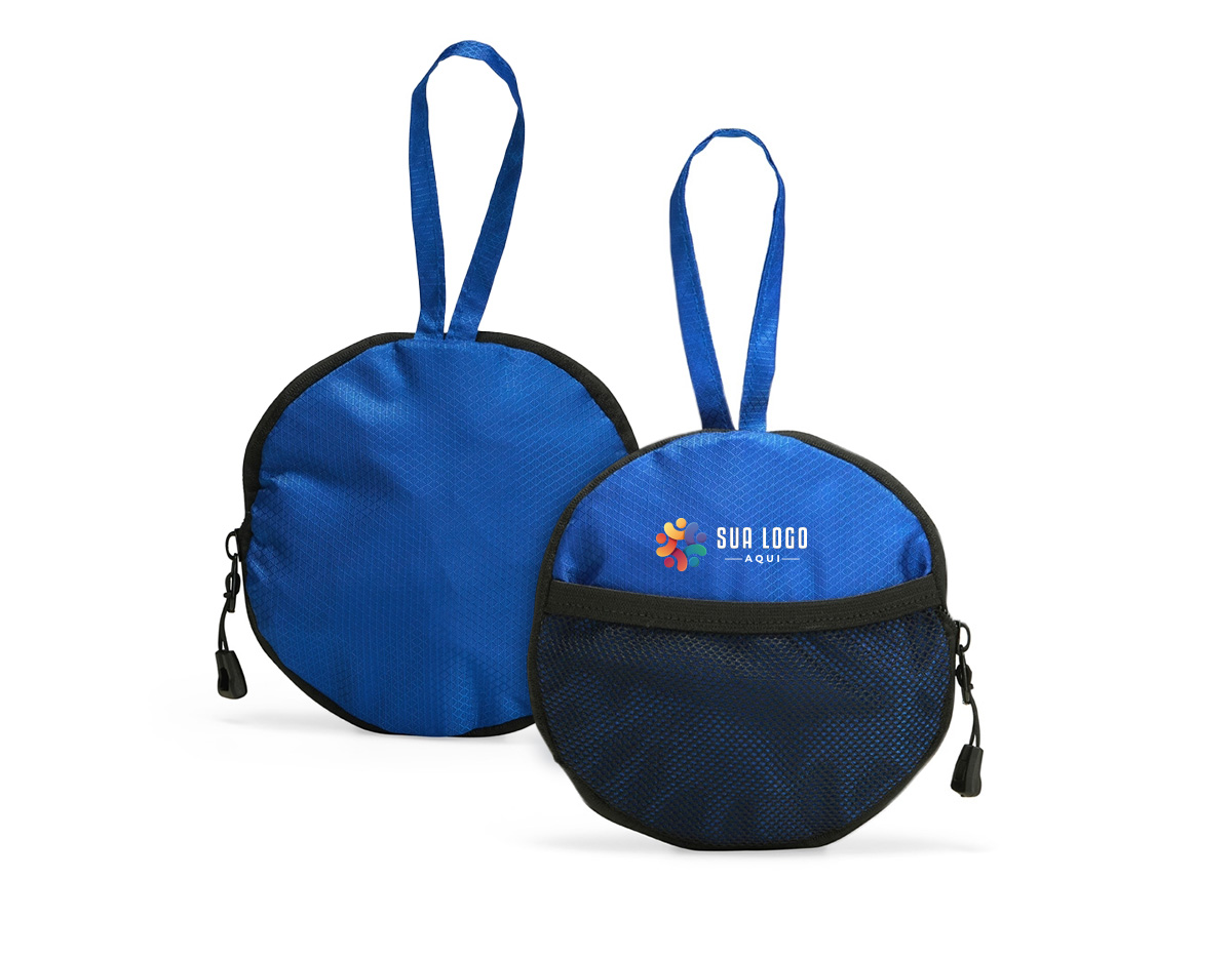 Bolsa esportiva em poliéster 420D resistente à água, com fechamento em zíper e capacidade de 6 litros. Quando dobrada, mantém formato arredondado com bolso telado e uma alça de mão para transporte. Aberta, possui dois bolsos externos: um frontal aberto e outro lateral em tela de nylon com elástico. Conta ainda com duas alças laterais fixas e uma alça transversal ajustável.