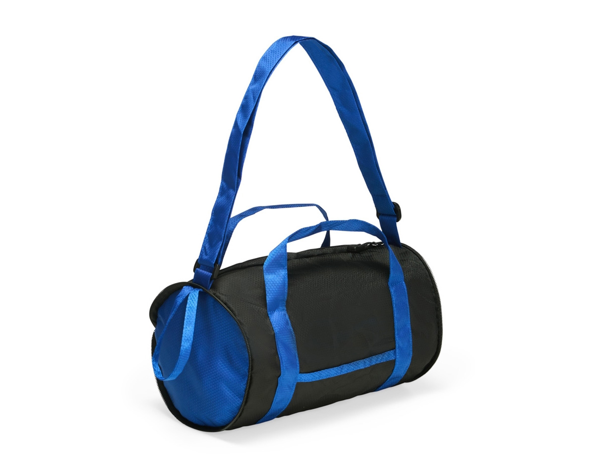 Bolsa esportiva em poliéster 420D resistente à água, com fechamento em zíper e capacidade de 6 litros. Quando dobrada, mantém formato arredondado com bolso telado e uma alça de mão para transporte. Aberta, possui dois bolsos externos: um frontal aberto e outro lateral em tela de nylon com elástico. Conta ainda com duas alças laterais fixas e uma alça transversal ajustável.