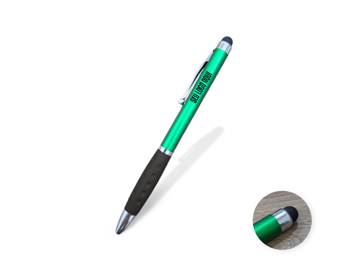 Caneta plástica com ponta, clip e pequenos detalhes em metal, além de detalhes ergonômicos na área próxima à tampa. Possui acionamento por rotação, carga esferográfica azul de 1.0mm e ponteira emborrachada para interação com dispositivos de telas sensíveis ao toque.