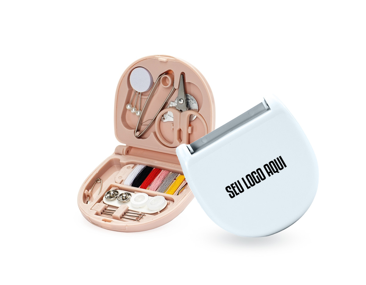 Kit de costura com embalagem plástica de acabamento brilhante e trava para fechamento. O conjunto inclui: três alfinetes de cabeça, uma pinça, um passador de linha, uma tesoura, um alfinete de segurança, um jogo de linhas com seis cores diferentes, dois botões, dois colchetes de pressão e três agulhas pequenas.