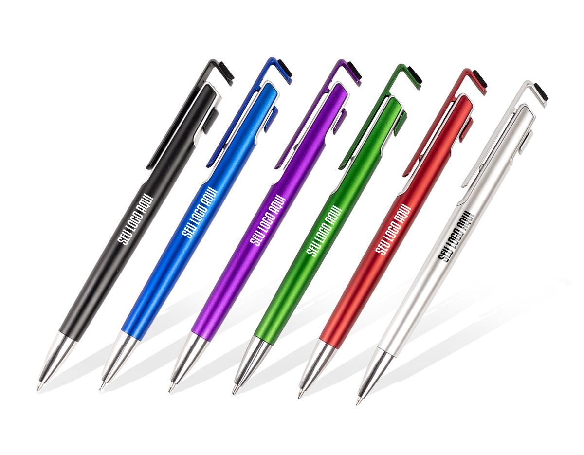 Caneta plástica com ponta metálica, acionamento por clique e abertura que funciona como suporte de celular. Possui ponteira com revestimento em feltro para limpeza de telas e carga esferográfica azul de 1.0mm.